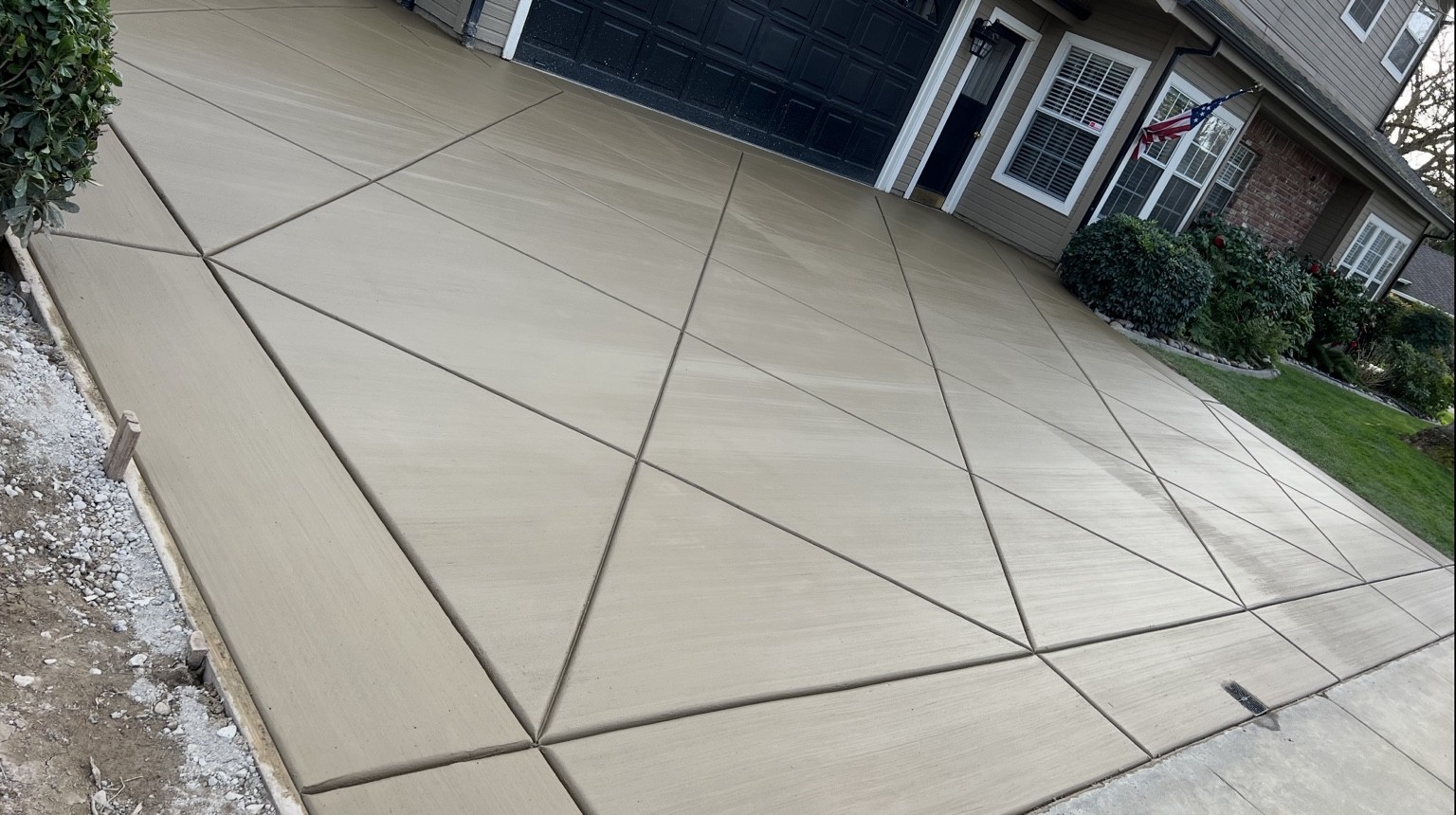 Concrete patio with geometric joints